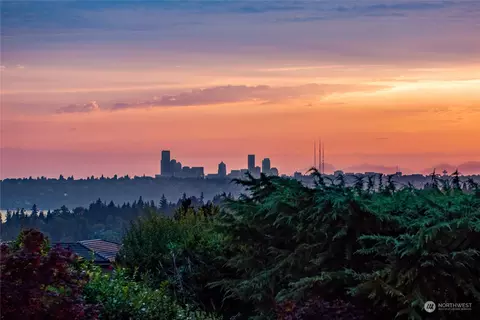9125 NE 15th St, Clyde Hill, WA 98004