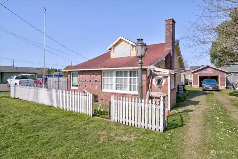 108 3rd St NE, Long Beach, WA 98631