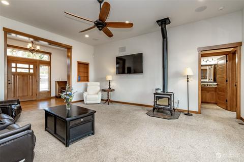 1402 Kinsman Ct E, Roy, WA 98580 photo 3