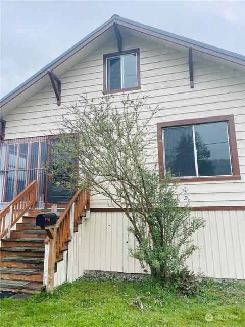 1137 Willapa St, Raymond, WA 98577