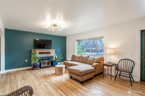 417 E Wapato St, Chelan, WA 98816 photo 2