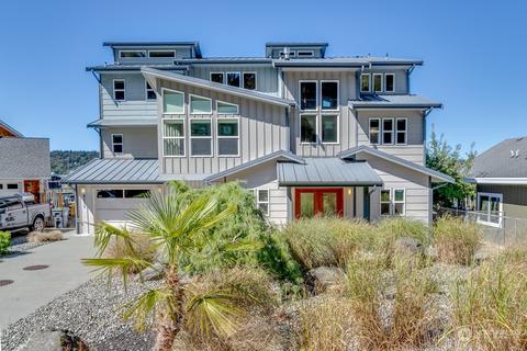 8130 Autumn Ln, Clinton, WA 98236