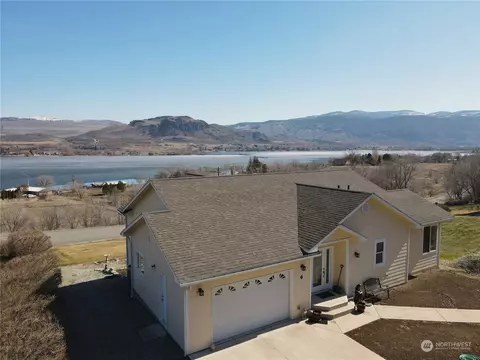 6 Lakevue Heights Dr, Oroville, WA 98844
