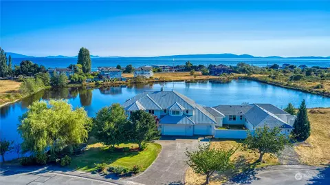 1541 Ocean View Ln, Point Roberts, WA 98281