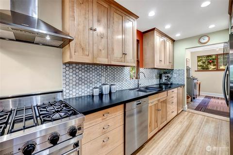 2419 Everett Ave E, Seattle, WA 98102 photo 9