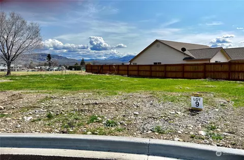 704 Petra Ct, Omak, WA 98841