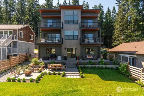 1447 Elm Pl, Freeland, WA 98249