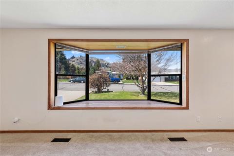 1317 Ormiston St, Wenatchee, WA 98801 photo 3