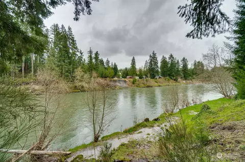 527 Toutle River Rd, Castle Rock, WA 98611
