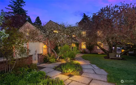 1654 Shenandoah Dr E, Seattle, WA 98112