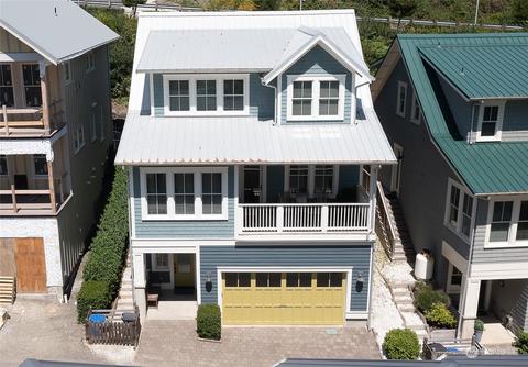 49 Seaside Ln, Pacific Beach, WA 98571