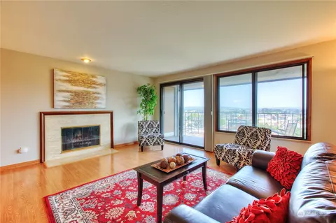 317 Kennebeck Ave S #303, Kent, WA 98030
