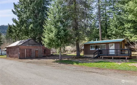161 2nd St, Easton, WA 98925