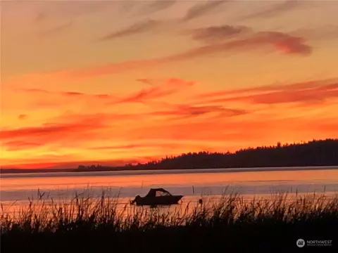 7548 Maxwelton Beach Ln, Clinton, WA 98236