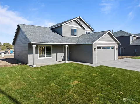 918 W Pine Dr, Moses Lake, WA 98837