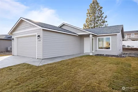 928 W Pine Dr, Moses Lake, WA 98837