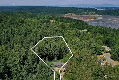 8103 Hawaii Ln, Clinton, WA 98236