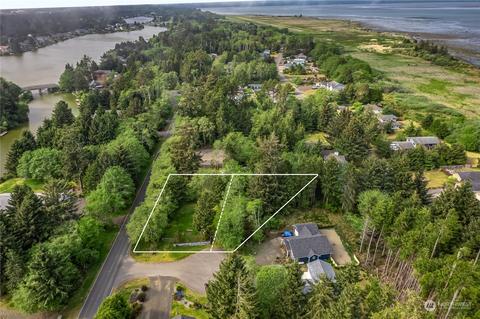 127 Glover Ct NE, Ocean Shores, WA 98569