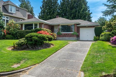 8216 Fairway Dr NE, Seattle, WA 98115