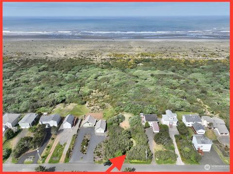 327 Sand Dune Ave SW, Ocean Shores, WA 98569