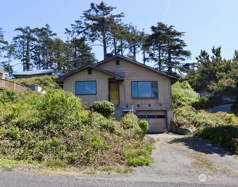 31 Diamond Dr, Pacific Beach, WA 98571
