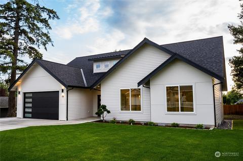 151 8th St, Blaine, WA 98230