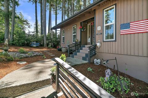 661 E Lakeshore Dr, Allyn, WA 98524