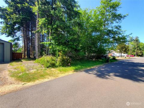 225 Fisher Ave NE, Ocean Shores, WA 98569