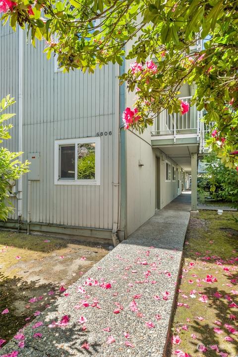 5806 200th St SW #A, Lynnwood, WA 98036
