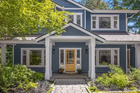 8350 Sumanee Pl NE, Bainbridge Island, WA 98110