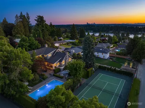 9240 NE 37th Pl, Yarrow Point, WA 98004