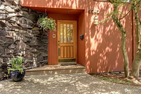 9242 SE 46th St, Mercer Island, WA 98040