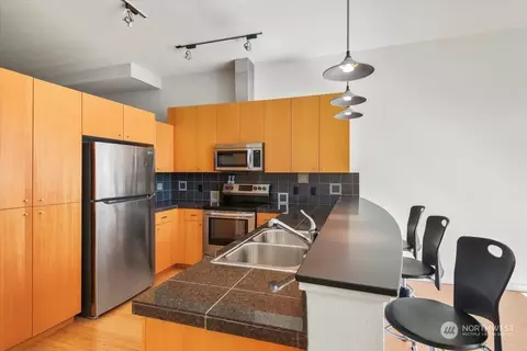 17 W Mercer St #220, Seattle, WA 98119