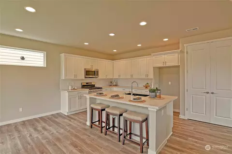 475 SW Fairway Dr, Oak Harbor, WA 98277