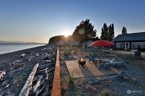 866 Old Beach Rd, Freeland, WA 98249