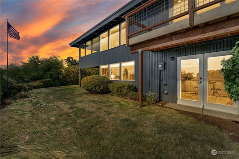 2434 N Lenore Dr, Tacoma, WA 98406