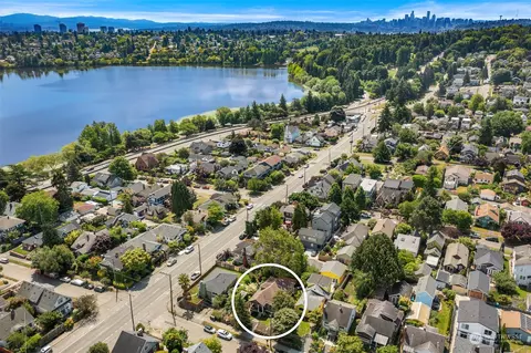 751 N 70th St, Seattle, WA 98103 photo 3