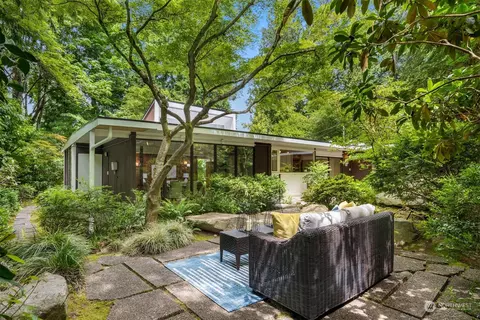 9111 SE 44th St, Mercer Island, WA 98040