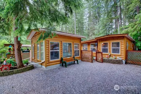 140 Chanterelle Dr, Deming, WA 98244