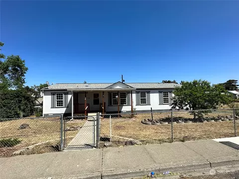 38 S Juniper St, Soap Lake, WA 98851
