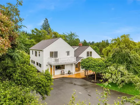 8416 NE Beck Rd, Bainbridge Island, WA 98110