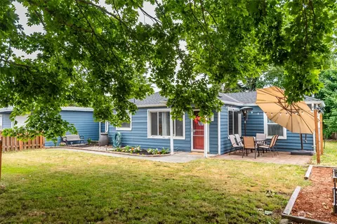 651 SE 2nd Pl, Oak Harbor, WA 98277