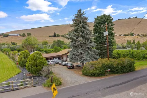 1490 Ohio St, Rock Island, WA 98850
