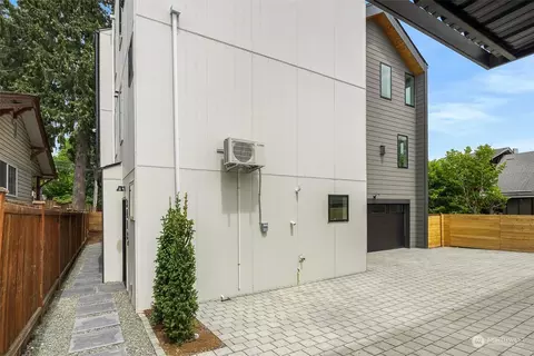 341 NW 90th St #B, Seattle, WA 98117