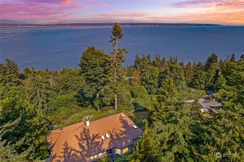 695 Hawthorne Ln, Camano Island, WA 98282