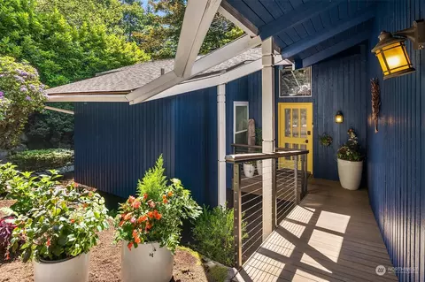 8393 Woodbrook Ln, Mercer Island, WA 98040