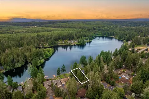 260 E Lakeshore Dr, Allyn, WA 98524