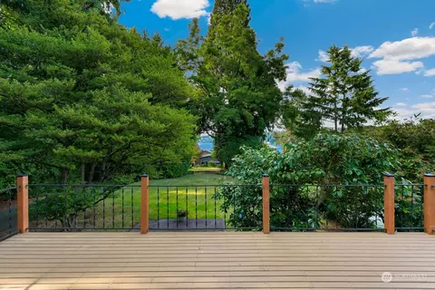 9412 SE 33rd St, Mercer Island, WA 98040