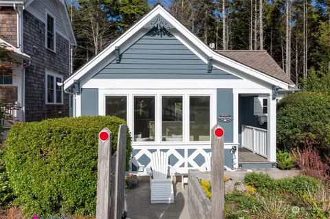 61 Sellwood Ln, Pacific Beach, WA 98571