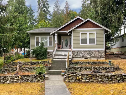 734 W 15th St, Port Angeles, WA 98363
